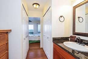 Banyan Tree Condo W/ Pool & Ocean Front!