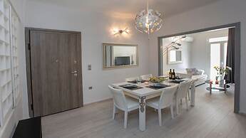 Lux 2BR Home On The Steps Of Acropolis