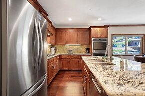 Tahoe Woods Villa - Walk to Beach and Gondola/ Heavenly Ski