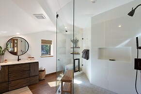 Snowshoe Cabin 3 Decks, BBQ & Hot Tub!