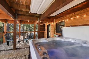 Snowshoe Cabin 3 Decks, BBQ & Hot Tub!