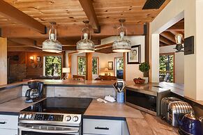 Snowshoe Cabin 3 Decks, BBQ & Hot Tub!