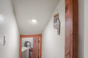 Snowshoe Cabin 3 Decks, BBQ & Hot Tub!