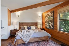 Snowshoe Cabin 3 Decks, BBQ & Hot Tub!