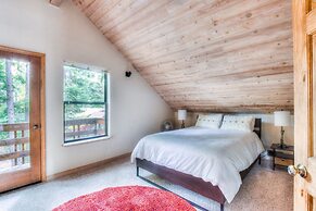 Relax at Rustic Tahoe Charm Minutes to Lake