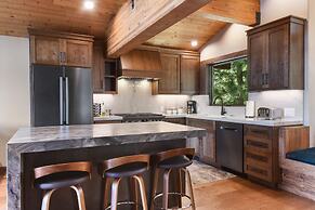 Shoreline Vista Lake Views, Near Hike & Bike!