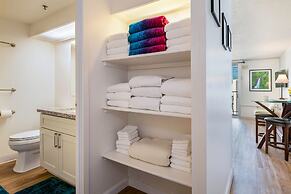 Marine Surf Waikiki w/ Beach Gear & Parking!