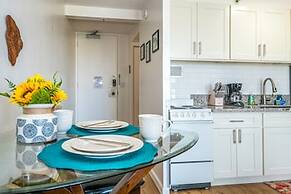 Marine Surf Waikiki w/ Beach Gear & Parking!