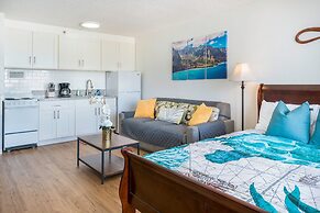 Marine Surf Waikiki w/ Beach Gear & Parking!