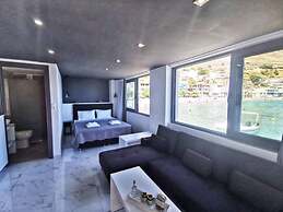 Sunrise Luxury Seaside Apartment