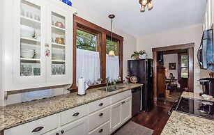 Mistletoe House 2 Bedroom Home by Redawning