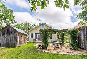 Mistletoe House 2 Bedroom Home by Redawning