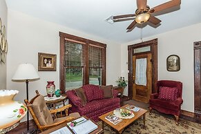 Mistletoe House 2 Bedroom Home by Redawning