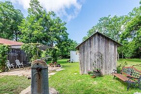 Mistletoe House 2 Bedroom Home by Redawning