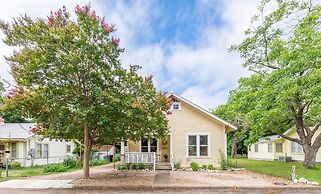 Mistletoe House 2 Bedroom Home by Redawning