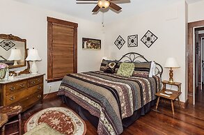 Mistletoe House 2 Bedroom Home by Redawning