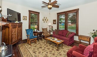 Mistletoe House 2 Bedroom Home by Redawning