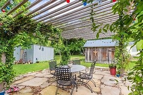 Mistletoe House 2 Bedroom Home by Redawning