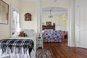 Annie's River 1 Bedroom Home by RedAwning