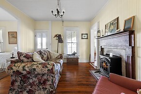 Annie's River 1 Bedroom Home by RedAwning