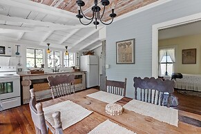 Annie's River 1 Bedroom Home by RedAwning