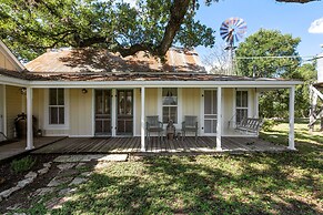 Annie's River 1 Bedroom Home by RedAwning