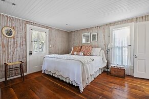 Annie's River 1 Bedroom Home by RedAwning