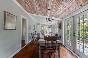 Annie's River 1 Bedroom Home by RedAwning