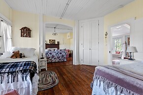 Annie's River 1 Bedroom Home by RedAwning