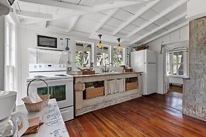 Annie's River 1 Bedroom Home by RedAwning