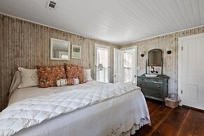 Annie's River 1 Bedroom Home by RedAwning