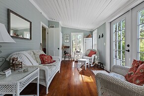 Annie's River 1 Bedroom Home by RedAwning