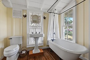 Annie's River 1 Bedroom Home by RedAwning