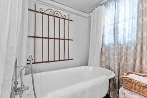 Serendipity 1 Bedroom Cottage by Redawning