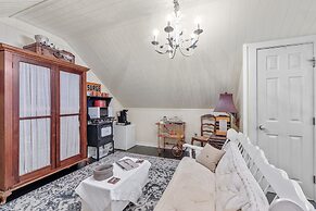 Serendipity 1 Bedroom Cottage by Redawning