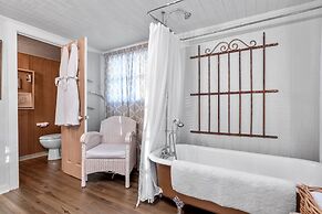 Serendipity 1 Bedroom Cottage by Redawning