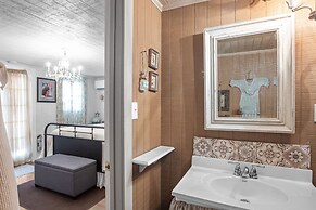 Serendipity 1 Bedroom Cottage by Redawning