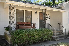 Das Mueller Guest Haus 3 Bedroom Home by RedAwning