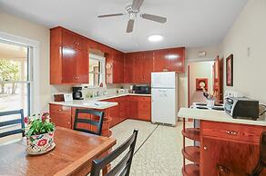 Das Mueller Guest Haus 3 Bedroom Home by RedAwning