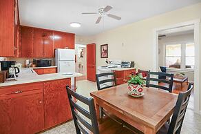 Das Mueller Guest Haus 3 Bedroom Home by RedAwning