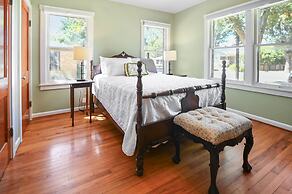 Das Mueller Guest Haus 3 Bedroom Home by RedAwning