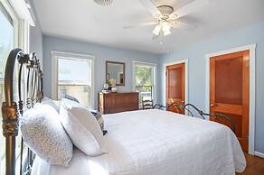 Das Mueller Guest Haus 3 Bedroom Home by RedAwning