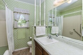 Oma's Haus 2 Bedroom Home by RedAwning