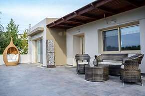 Green Luxury Villa Near The Sea