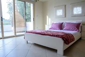 Green Luxury Villa Near The Sea