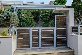 Green Luxury Villa Near The Sea