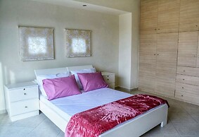 Green Luxury Villa Near The Sea