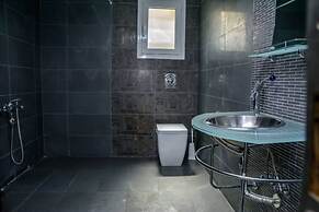 Green Luxury Villa Near The Sea