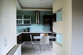 Green Luxury Villa Near The Sea