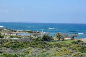 Green Luxury Villa Near The Sea